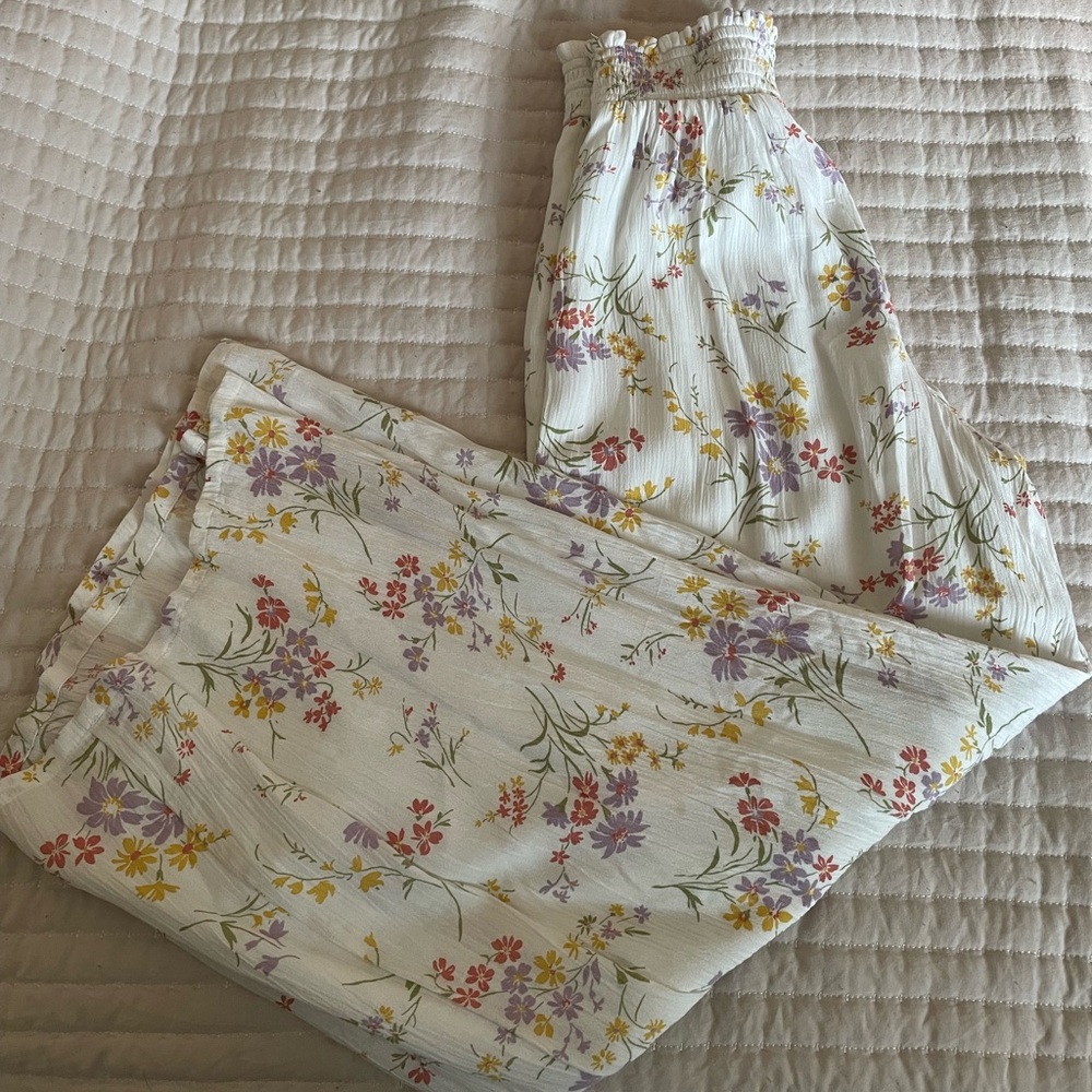 Cute white floral flowy pants, AE. Size xxs